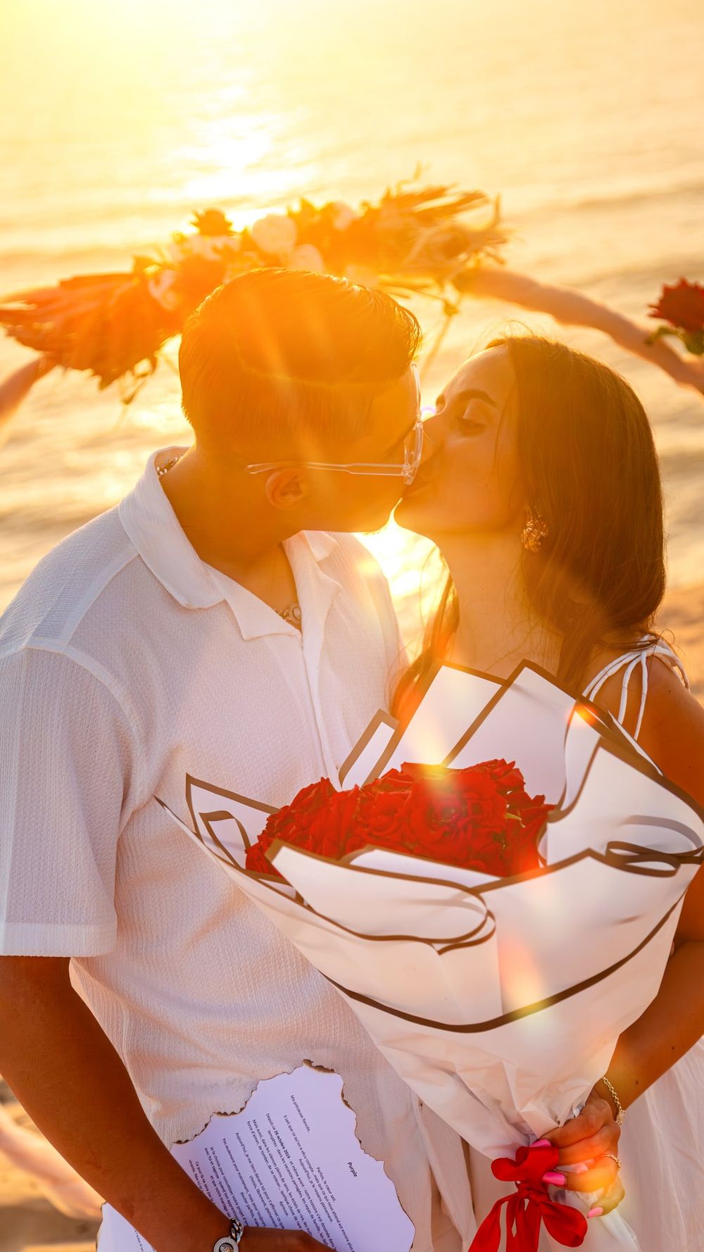 Couple s embrassant au coucher du soleil après la demande en mariage - Dragonzay Photography