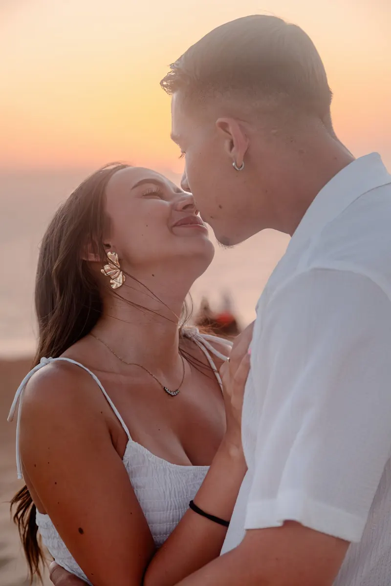 Couple nez à nez sur la plage au coucher du soleil - Dragonzay Photography