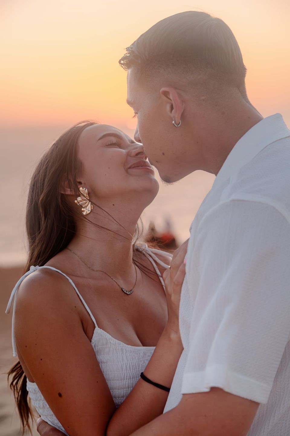 Couple nez à nez sur la plage au coucher du soleil - Dragonzay Photography