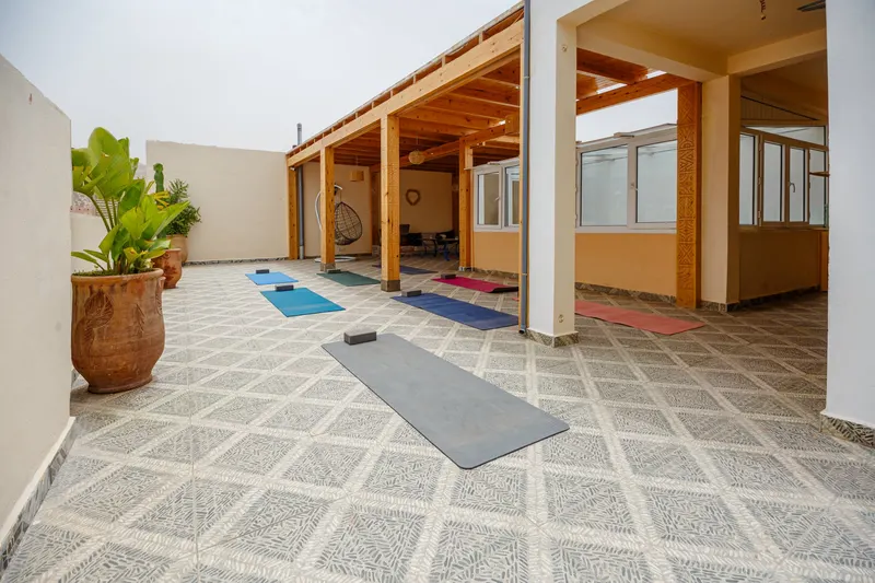 Salle de yoga avec tapis dans une maison d hôtes - Dragonzay Photography
