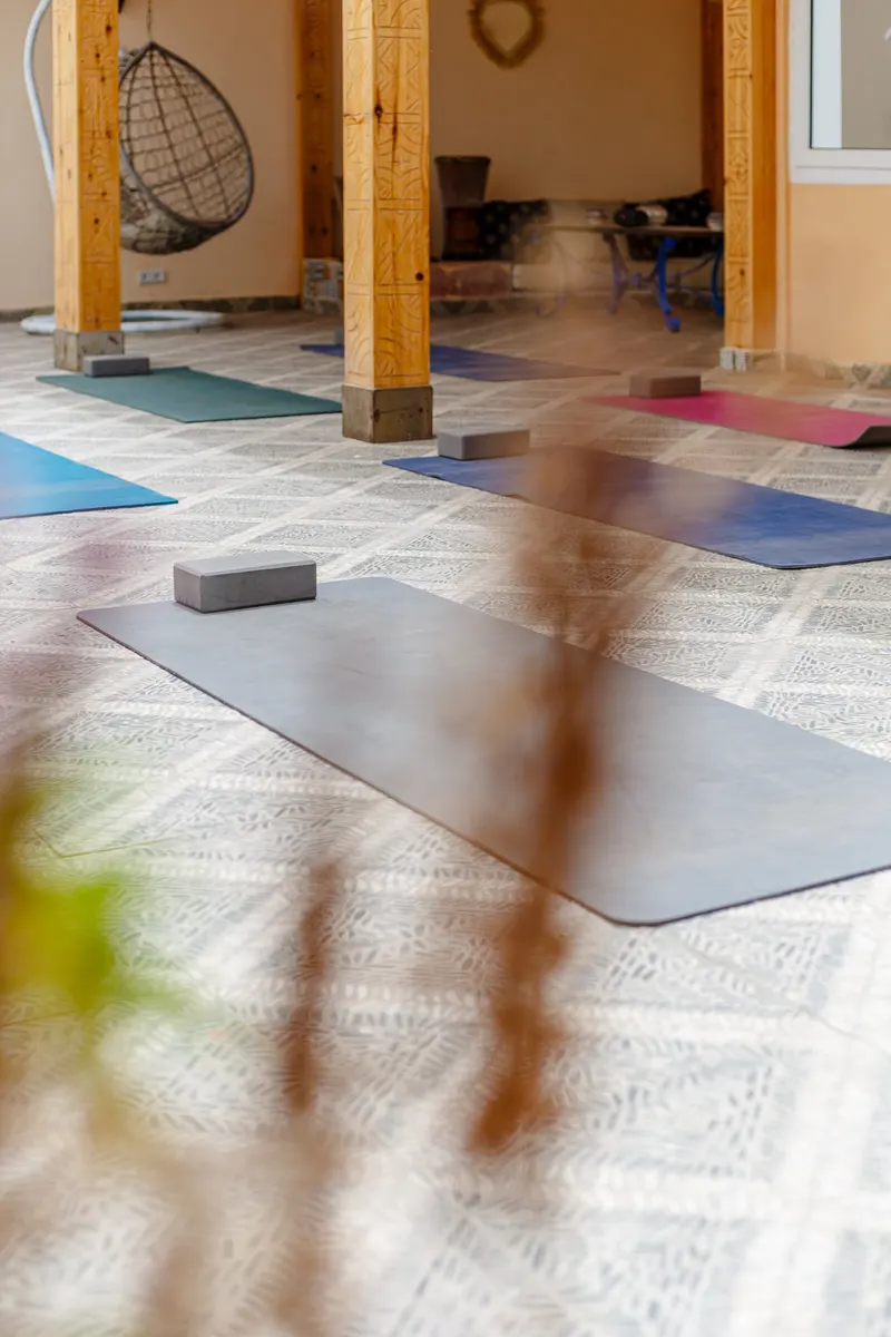 Salle de yoga avec tapis dans une maison d hôtes - Dragonzay Photography