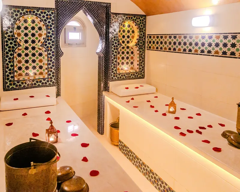 Hammam traditionnel avec pétales de roses et lanterne - Dragonzay Photography