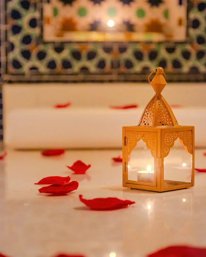 Hammam traditionnel avec pétales de roses et lanterne - Dragonzay Photography