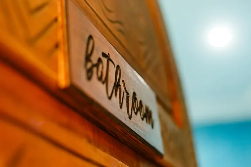 Panneau bathroom calligraphié sur une porte - Dragonzay Photography