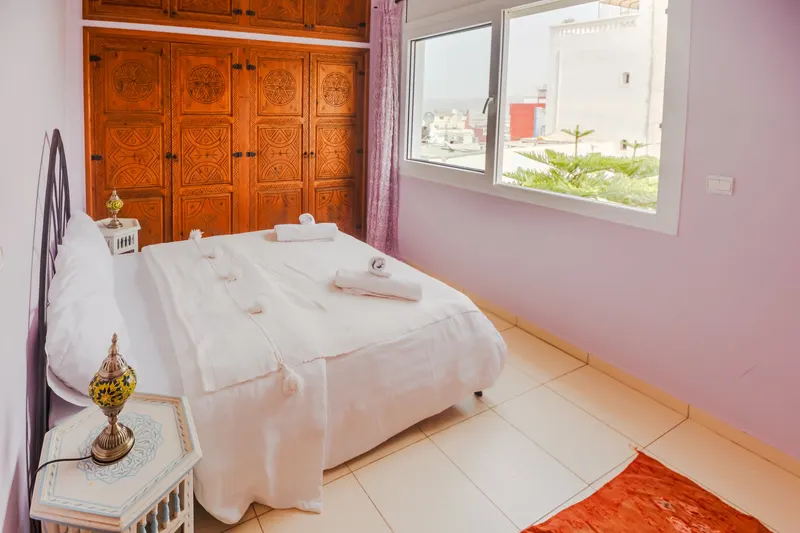 White bedroom with a city view - Dragonzay Photography