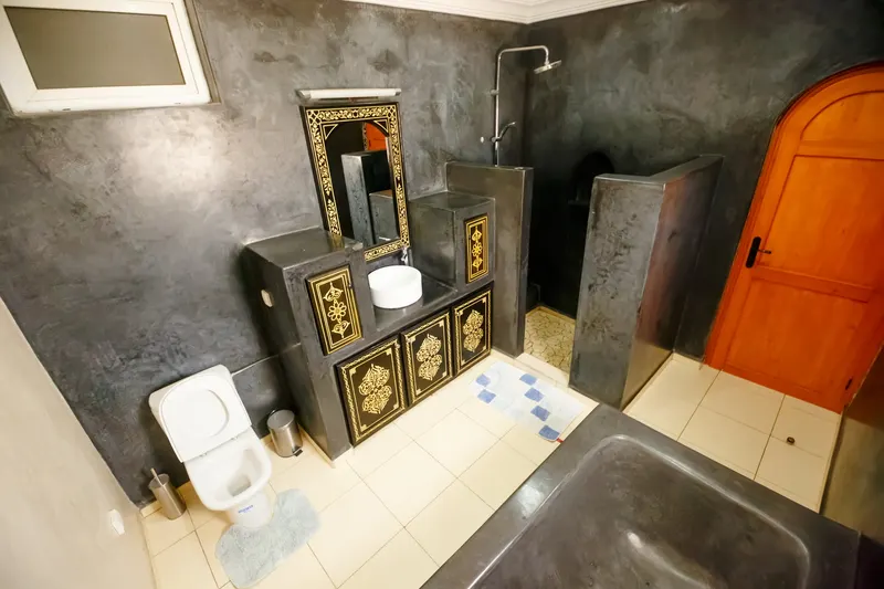 Black bathroom with a traditional painted cabinet - Dragonzay Photography
