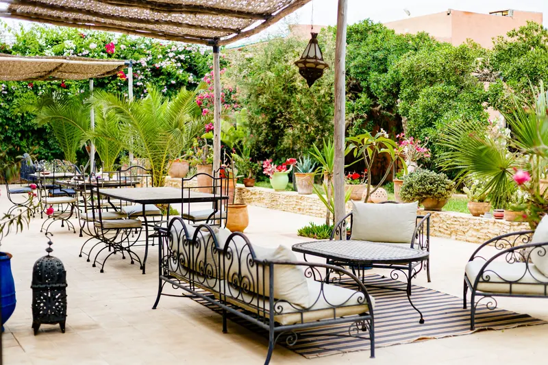 Lush garden with wrought iron garden furniture - Dragonzay Photography
