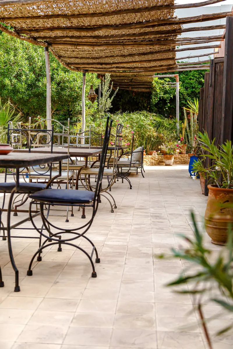 Lush garden with wrought iron garden furniture - Dragonzay Photography