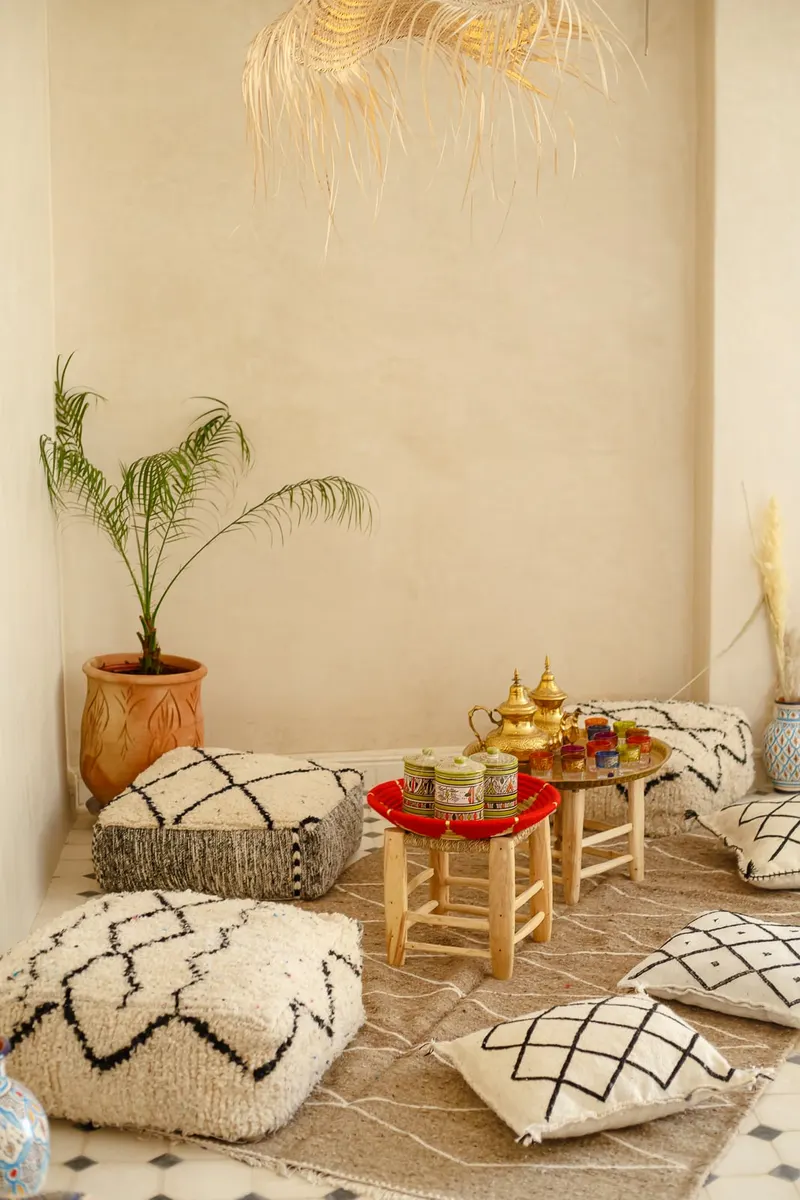 Relaxation corner with Berber poufs and a tea tray - Dragonzay Photography