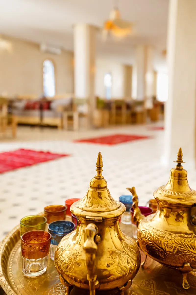Large reception hall with golden teapots in the foreground - Dragonzay Photography