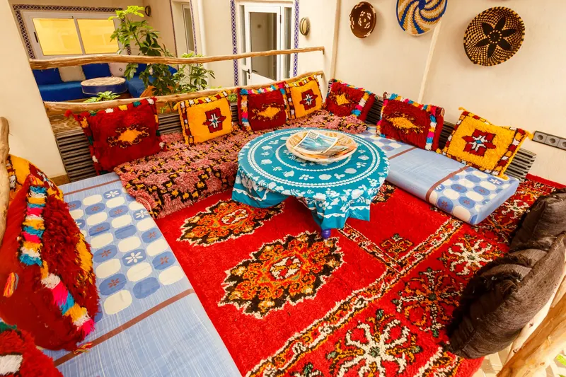 Red and blue Moroccan lounge with a round table - Dragonzay Photography