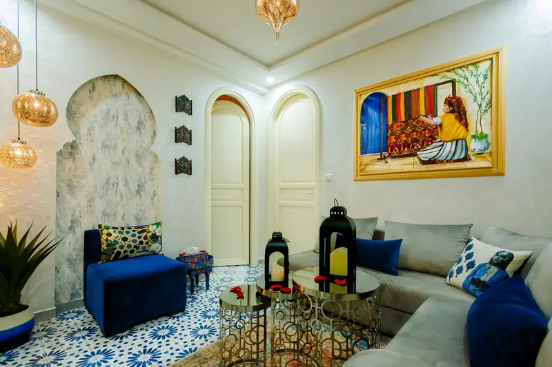 Lounge with grey sofas, lanterns and Moroccan paintings - Dragonzay Photography