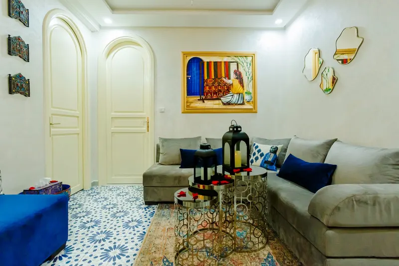 Lounge with grey sofas, lanterns and Moroccan paintings - Dragonzay Photography