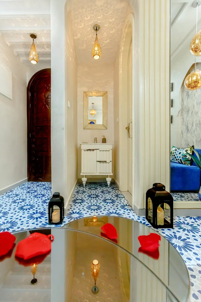 Bathroom with blue and white tiles - Dragonzay Photography