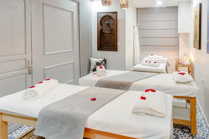 Double room with rose petals and white walls - Dragonzay Photography