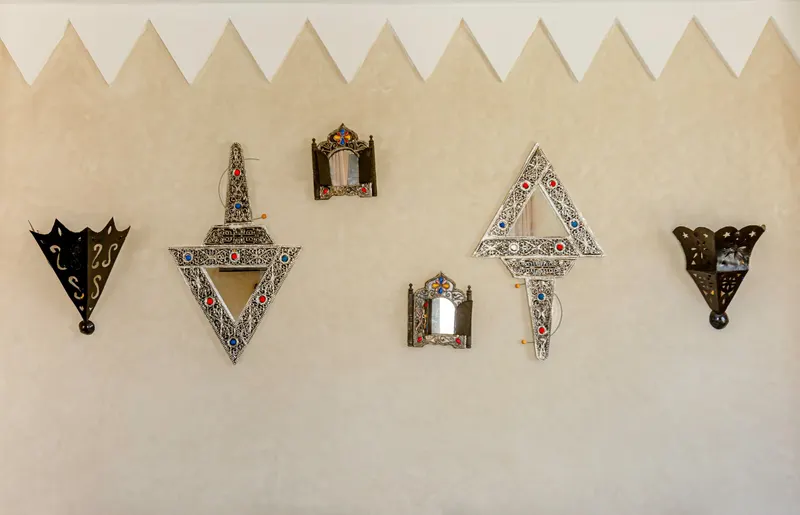 Wall decoration of small Berber mirrors - Dragonzay Photography