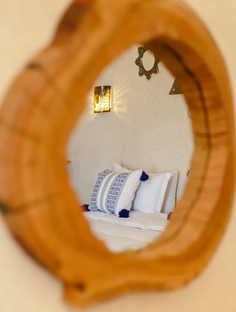 Bed seen through a driftwood frame - Dragonzay Photography