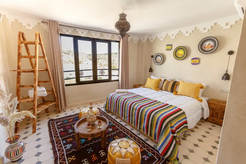 Guest room with woven baskets on the wall and a Berber rug - Dragonzay Photography