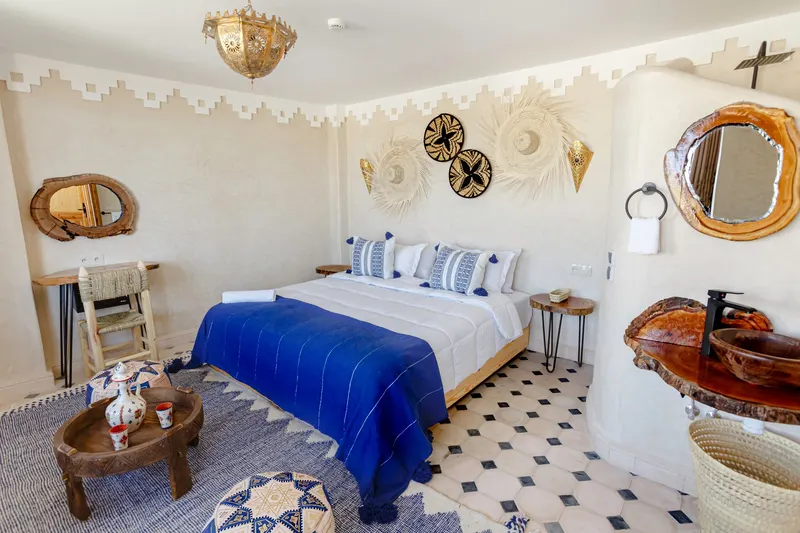 Guest room with woven baskets on the wall and a Berber rug - Dragonzay Photography