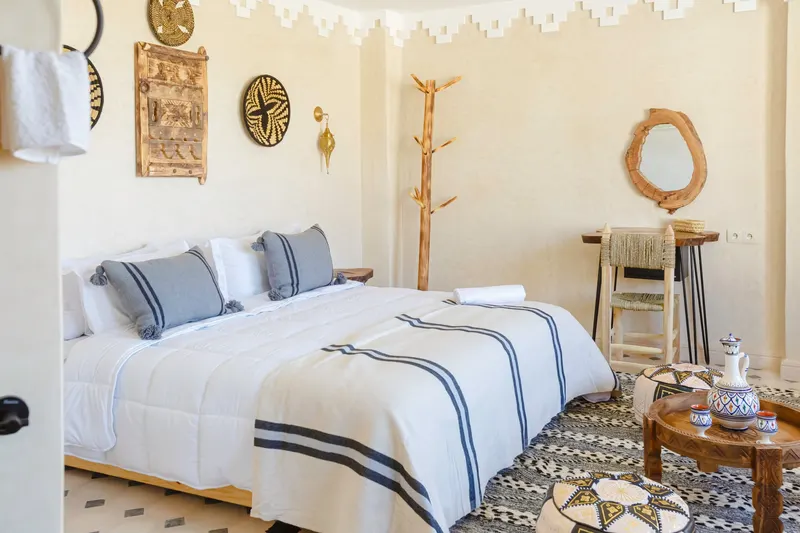 Guest room with woven baskets on the wall and a Berber rug - Dragonzay Photography
