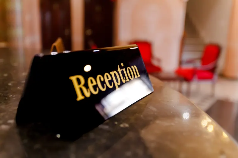 Reception sign on a black marble counter - Dragonzay Photography
