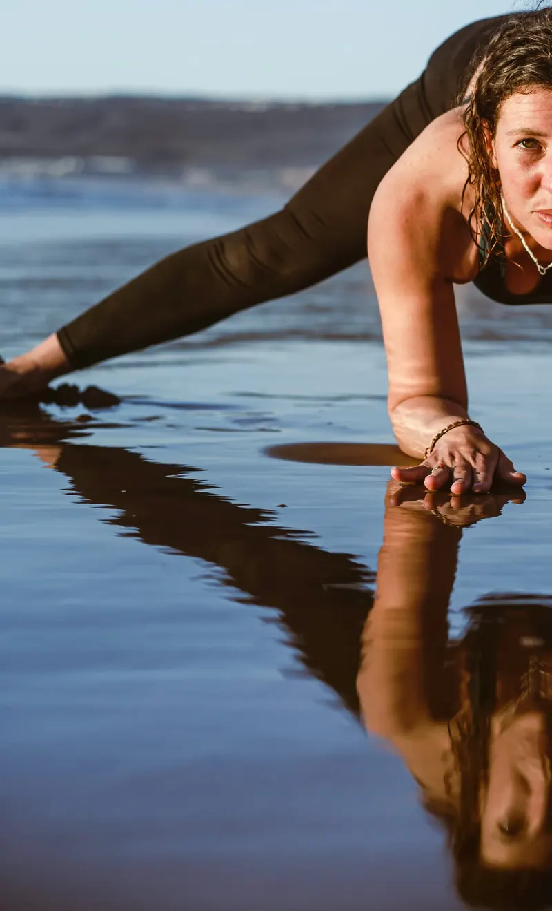 Reflet d une posture de yoga dans l eau à marée basse - Dragonzay Photography