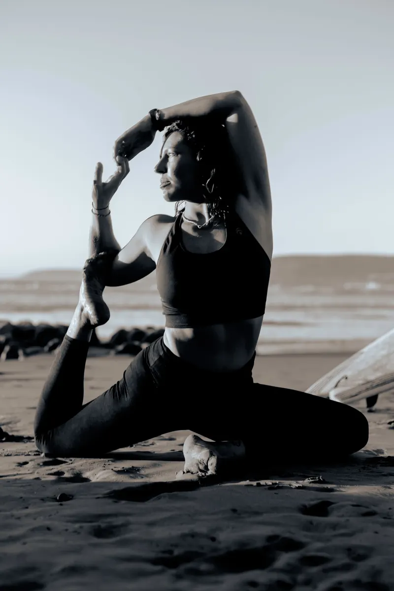 Posture de yoga en noir et blanc sur les rochers - Dragonzay Photography