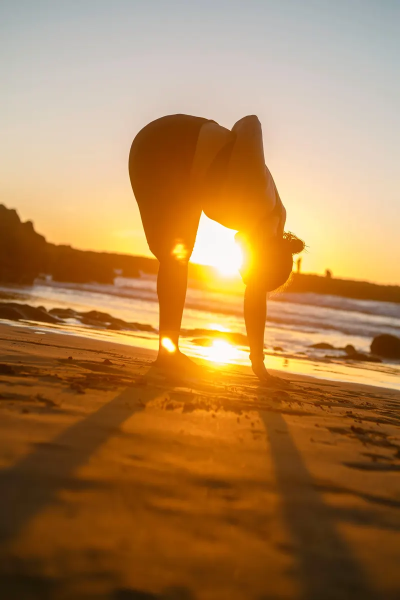 Silhouette en flexion avant devant le soleil couchant - Dragonzay Photography